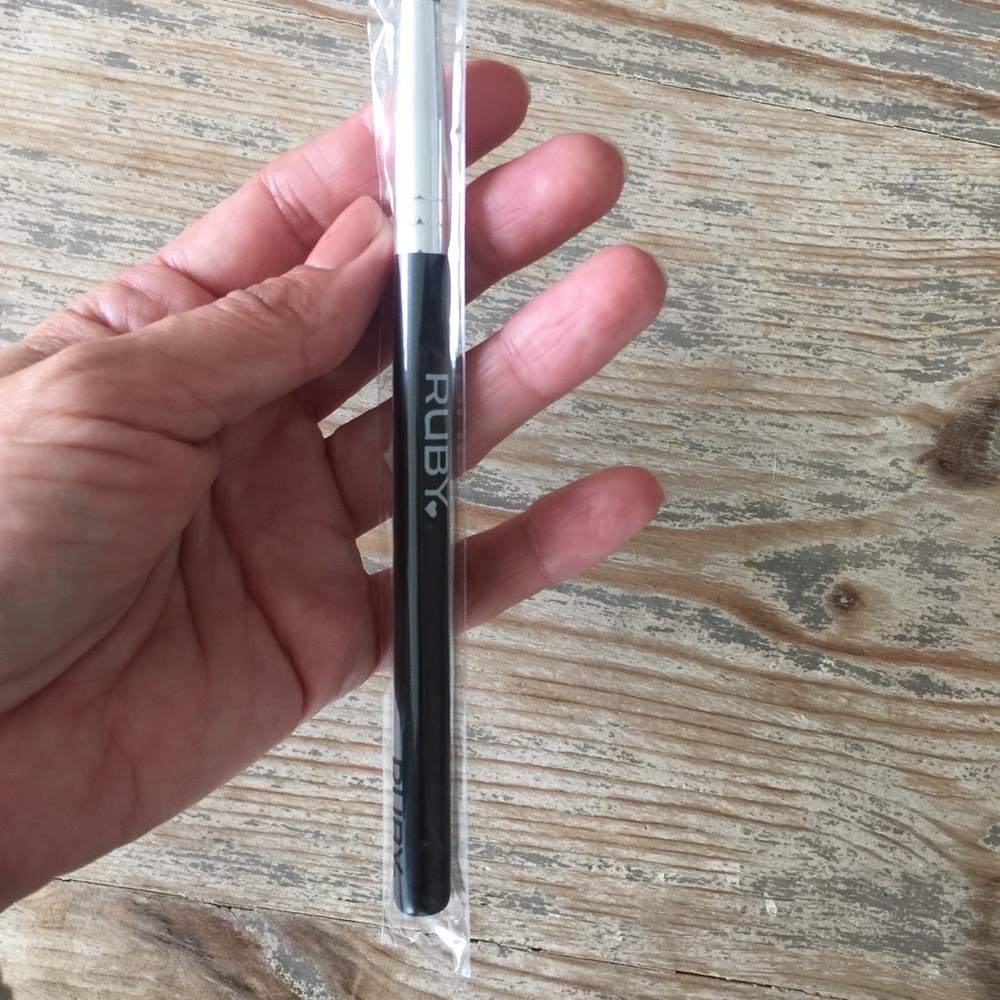RUBY Eyeshadow Blending Brush CRUELTY FREE - Picture 2 of 2